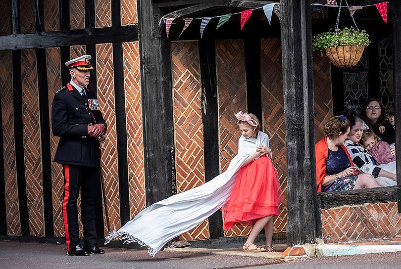 Виндзор, Великобритания. Девочка ждет выхода королевской семьи на церемонии Ордена Подвязки 
