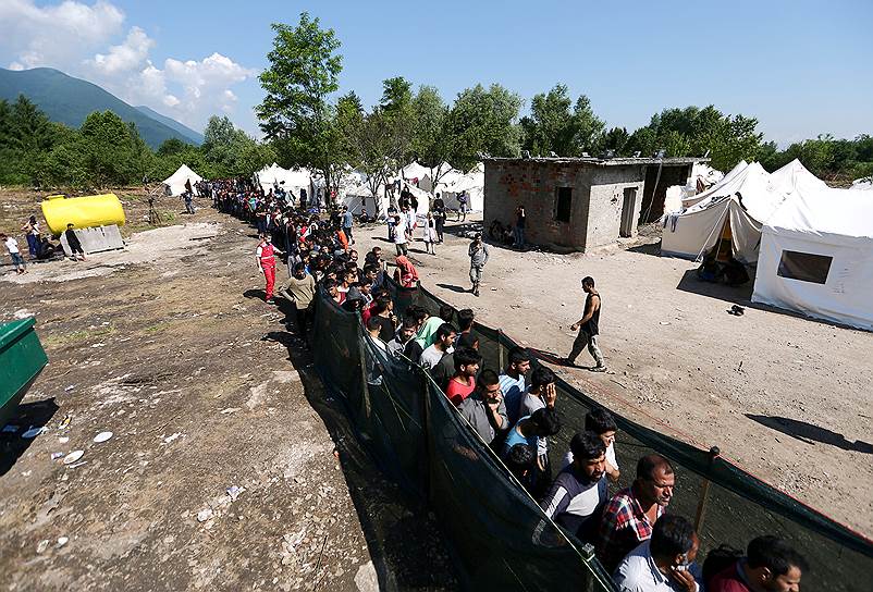 Вучьяк, Босния и Герцеговина. Мигранты на распределении гуманитарной помощи
