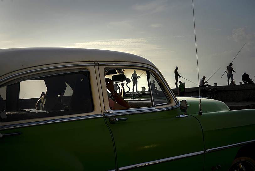 Гавана, Куба. Жители города едут на старом автомобиле