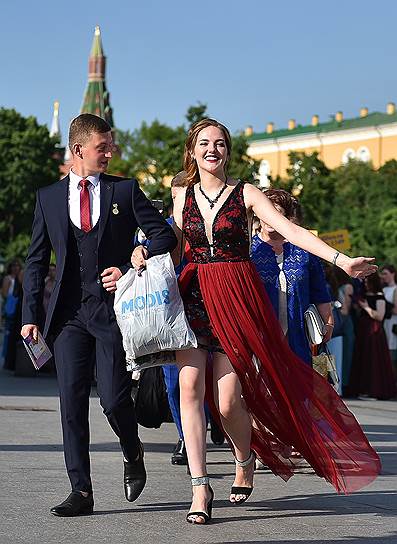 Московские выпускники в Александровском саду