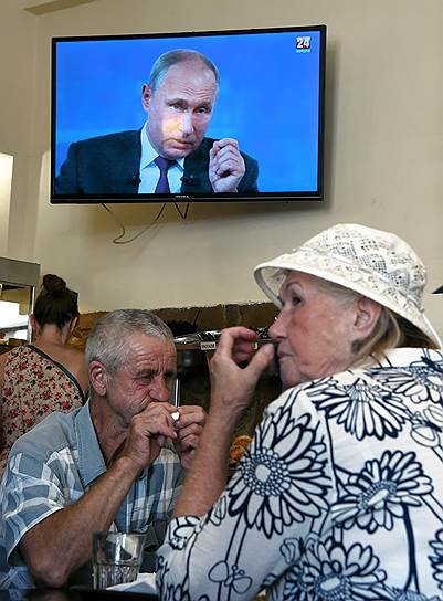 Люди в столовой смотрят прямую линию с Владимиром Путиным