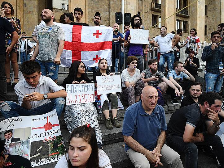 Участники акции 23 июня требовали отставки главы МВД Георгия Гахарии, проведения парламентских выборов по пропорциональной системе и освобождения задержанных на митинге 20 июня