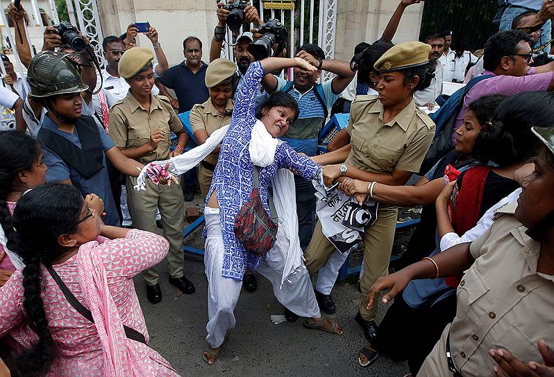 Калькутта, Индия. Задержание демонстрантов во время акции протеста против бездействия властей из-за смерти десятков детей от энцефалита