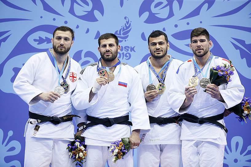 Российский дзюдоист Арман Адамян (втророй слева) позирует с золодой медалью вместе с другими спортсменами чемпионата