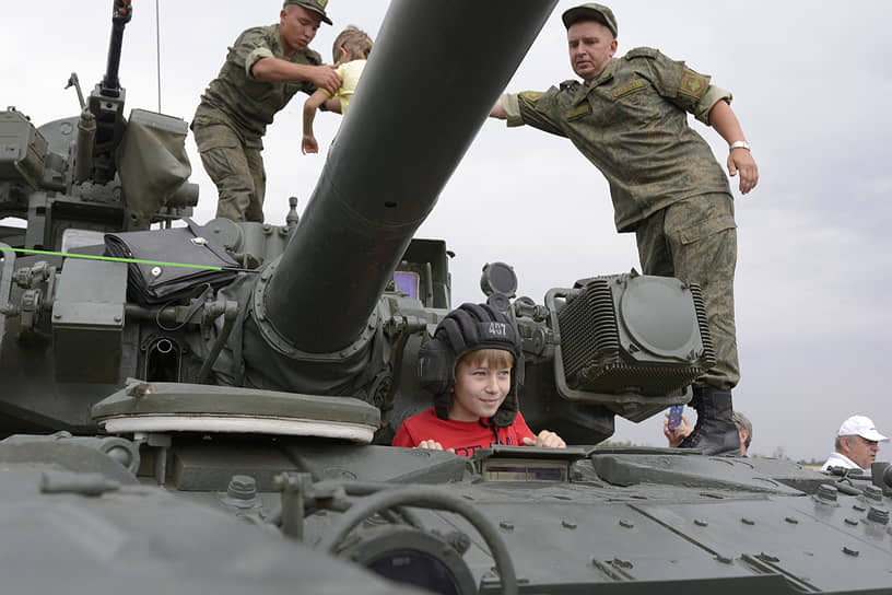 Демонстрация танка на полигоне «Кадамовский»