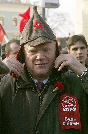 Геннадий Зюганов в буденовке, 2003 год 