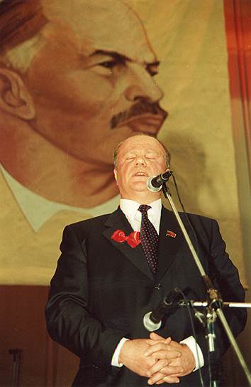 Геннадий Зюганов с вождем мирового пролетариата Владимиром Лениным, 1990-е годы