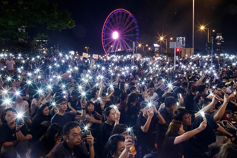 Гонконг. Демонстранты включили фонарики на смартфонах в ходе акции против законопроекта об экстрадиции с материковым Китаем