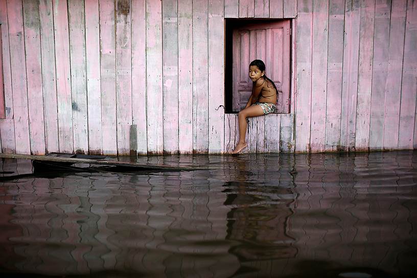 Анаман, Бразилия. Ребенок играет на затопленной улице