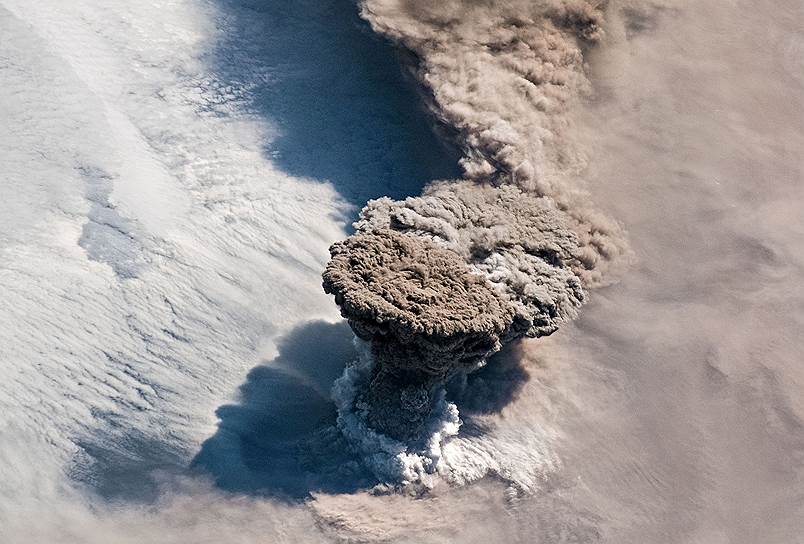 Курильские острова, Россия. Облако пепла от извержения вулкана. Вид с Международной космической станции