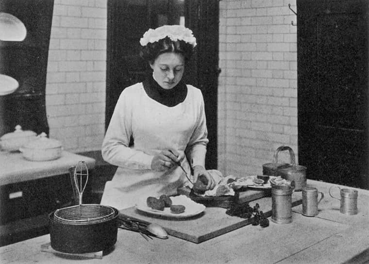 Для окончательного внедрения правильного питания в быт русским вегетарианцам недоставало дамы, в совершенстве знающей кулинарию и английский язык