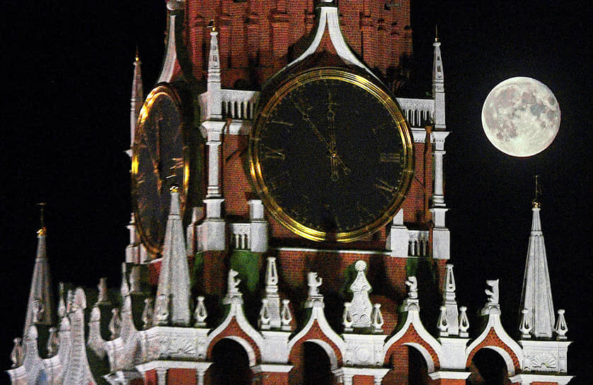 18 июня, Москва. Часы на Спасской башне Кремля во время полнолуния