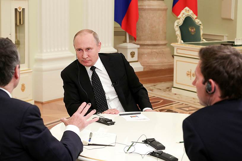 Президент России Владимир Путин (в центре) с редактором Financial Times Лайонелом Барбером (слева) и главой московского бюро FT Генри Фоем