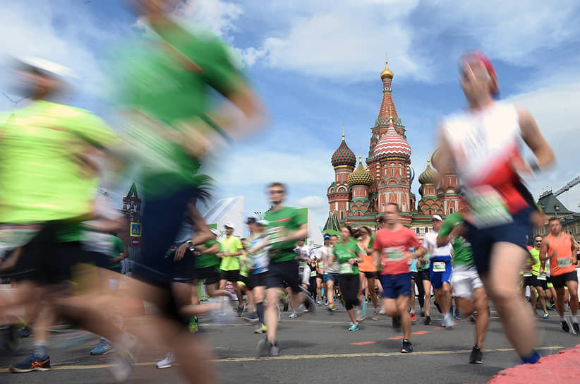 1 июня, Москва. Участники благотворительного марафона «Зеленый марафон Бегущие сердца 2019» на Васильевском спуске