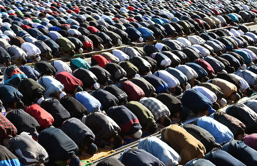 4 июня, Москва. Верующие во время намаза у Соборной мечети в день мусульманского праздника Ураза-Байрам