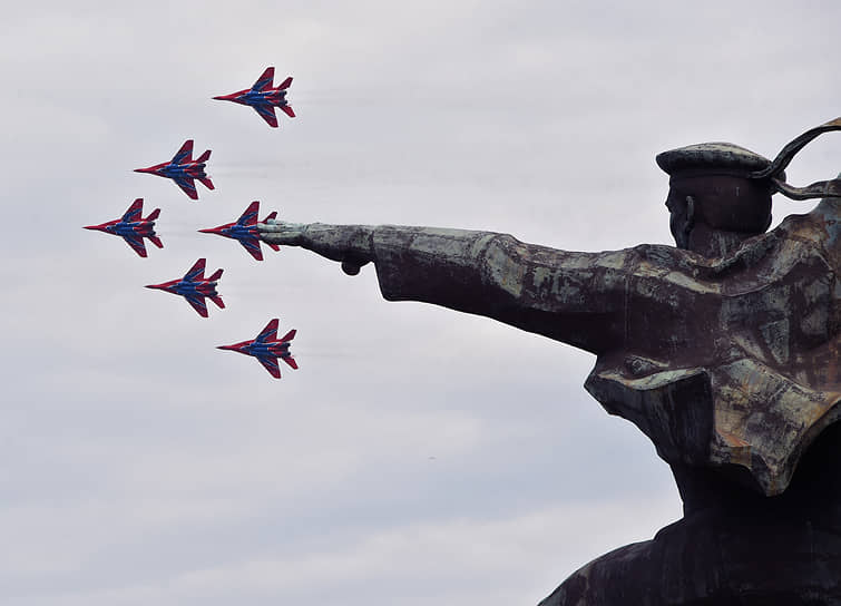 8 июня, Крым. Многоцелевые истребители МиГ-29 пилотажной группы «Стрижи» во время авиашоу конкурса летных экипажей «Авиадартс-2019»