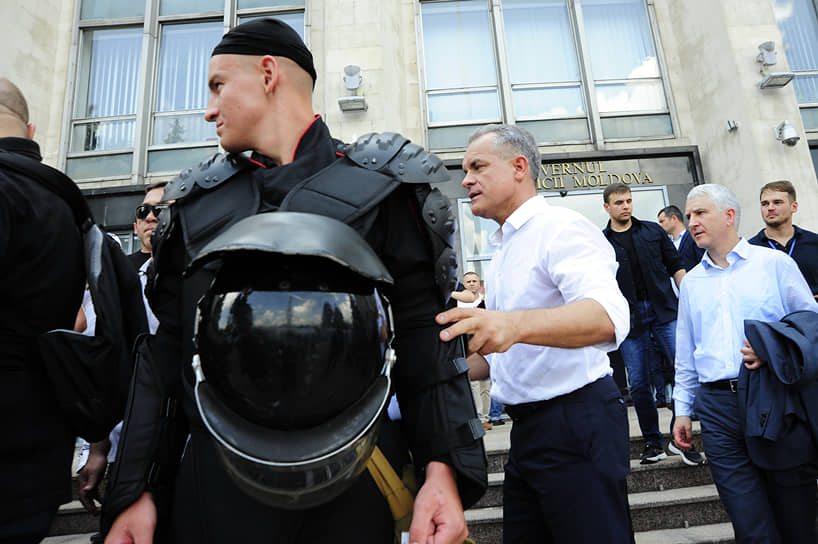 9 июня, Кишинев. Председатель демократической партии Молдавии Владимир Плахотнюк (в центре) во время митинга