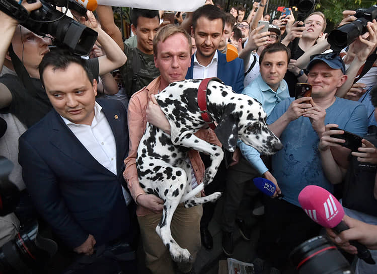 11 июня, Москва. Журналист Иван Голунов (в центре) во время выхода из здания главного следственного управления МВД после снятия с него всех обвинений