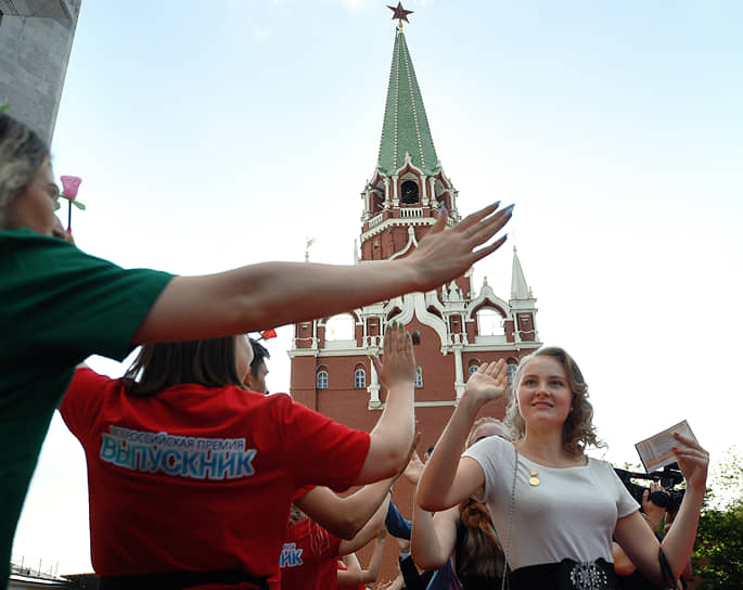 20 июня, Москва. Участники бала «Выпускник-2019» около Кремлевского дворца