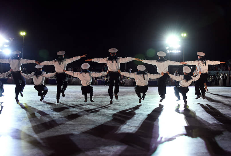 16 июня, Севастополь. Участники VI Международного Большого севастопольского офицерского бала «Звезда пленительного счастья» 