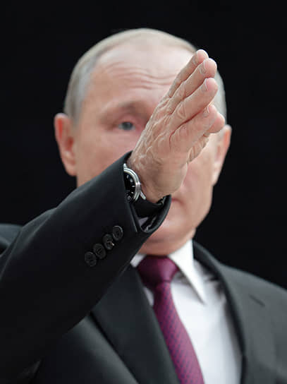 20 июня, Москва. Президент России Владимир Путин после окончания «Прямой линии» в Гостином дворе 