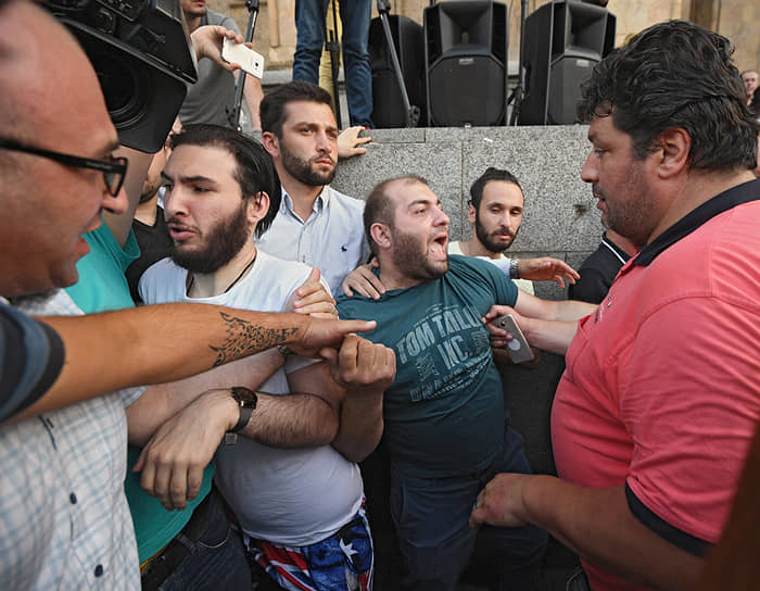 22 июня, Тбилиси. Участники акции протеста у здания парламента Грузии
