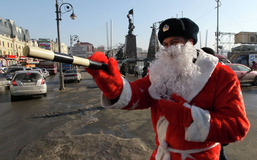 Госавтоинспектор в костюме Деда Мороза 