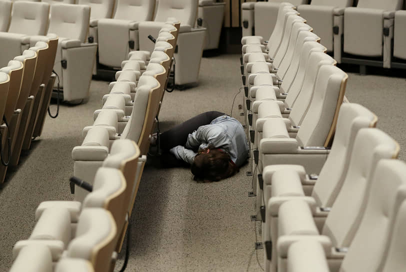 Брюссель, Бельгия. Журналист спит, ожидая окончания саммита ЕС