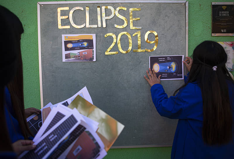 Ла-Игера, Чили. Учащиеся украшают школьный стенд