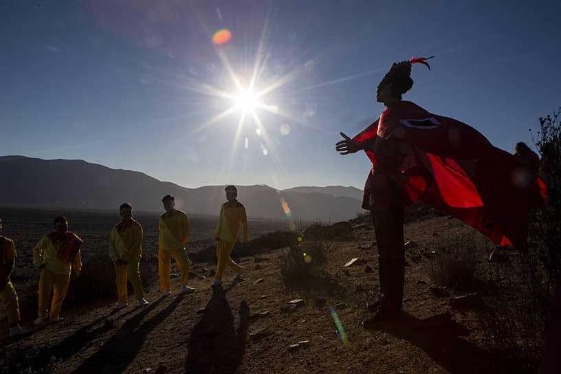 Ла-Игера, Чили. Молодые люди на фотосессии во время полного солнечного затмения