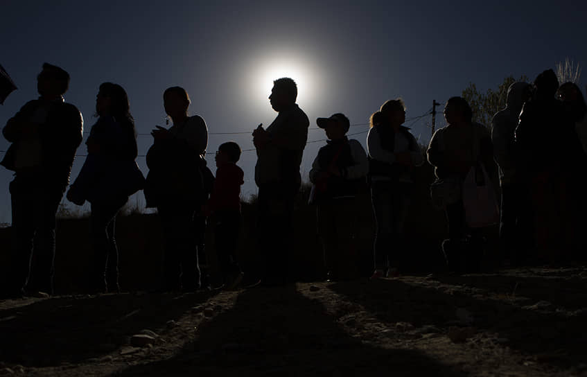Ла-Пас, Боливия. Люди ждут своей очереди, чтобы увидеть затмение через телескоп 