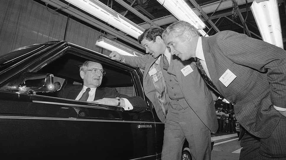 Гендиректор Chrysler Ли Якокка (слева), американский политик Кристофер «Кит» Сэмюэл Бонд (в центре) и американский политик Томас Иглтон