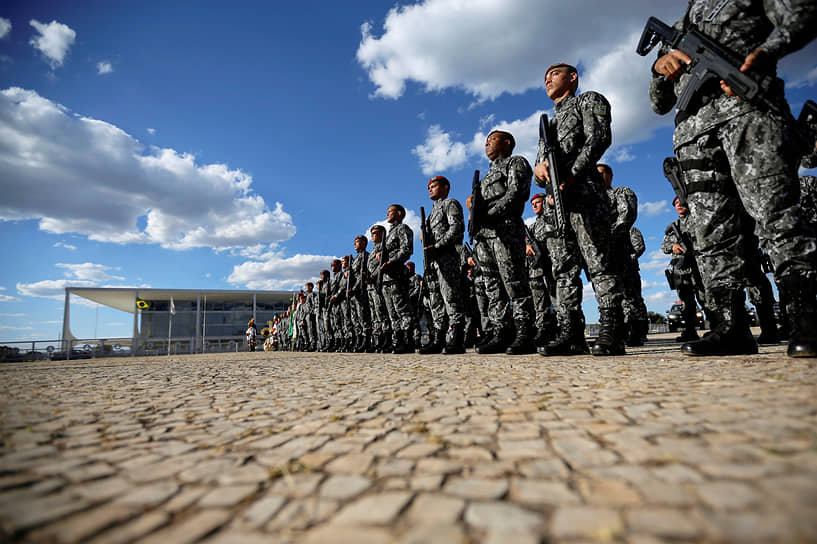 Бразилиа, Бразилия. Военнослужащие перед резиденцией президента страны