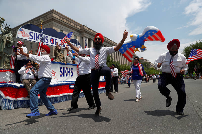 Вашингтон, округ Колумбия. Мужчины-сикхи танцуют во время празднования Дня независимости