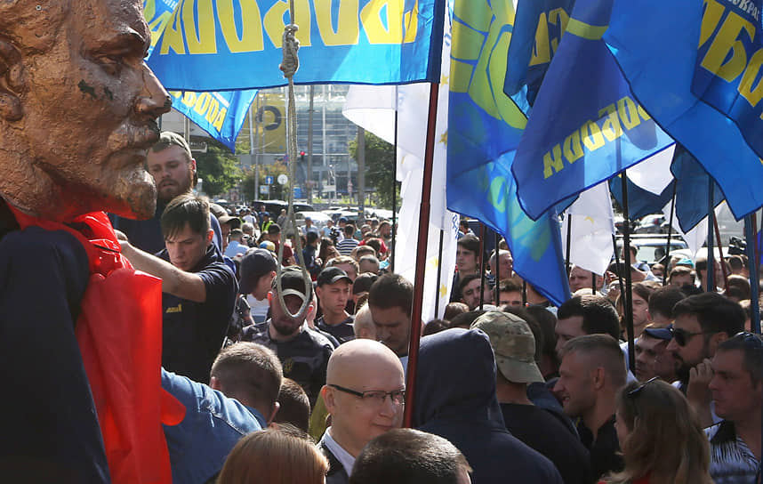 Киев, Украина. Участники акции протеста против отмены закона о люстрации 
