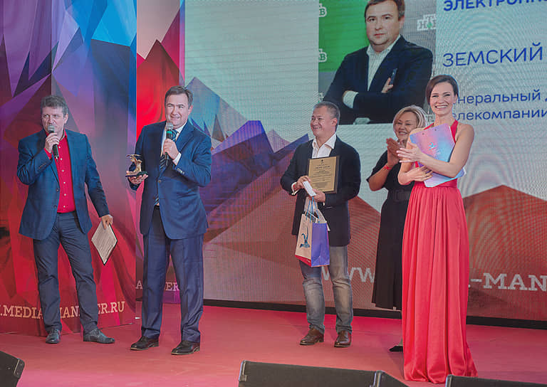 Генеральный директор телекомпании НТВ, продюсер Алексей Земский (второй слева) во время церемонии