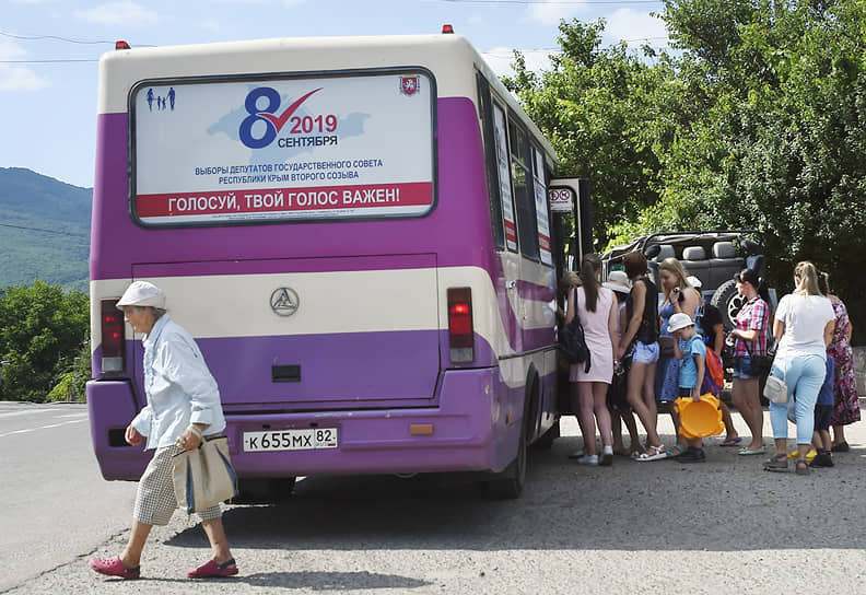Ялта, Россия. Агитационный плакат к единому дню голосования на заднем стекле автобуса 