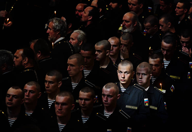 Санкт-Петербург, Россия. Военнослужащие на панихиде по погибшим в Баренцевом море морякам-подводникам 