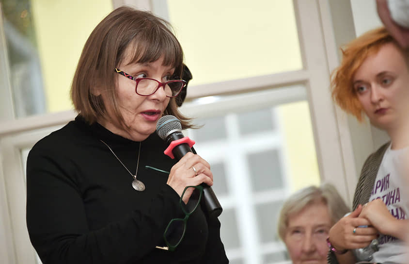 Поэтесса Татьяна Щербина во время чтений в поддержку сестер Хачатурян, обвиняемых в убийстве своего отца, в клубе Avangarden 2.0