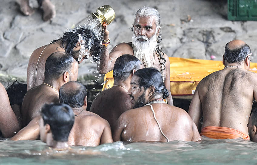 Хамм, Германия. Индуисты совершают ритуальное омовение в городском канале под эстакадой