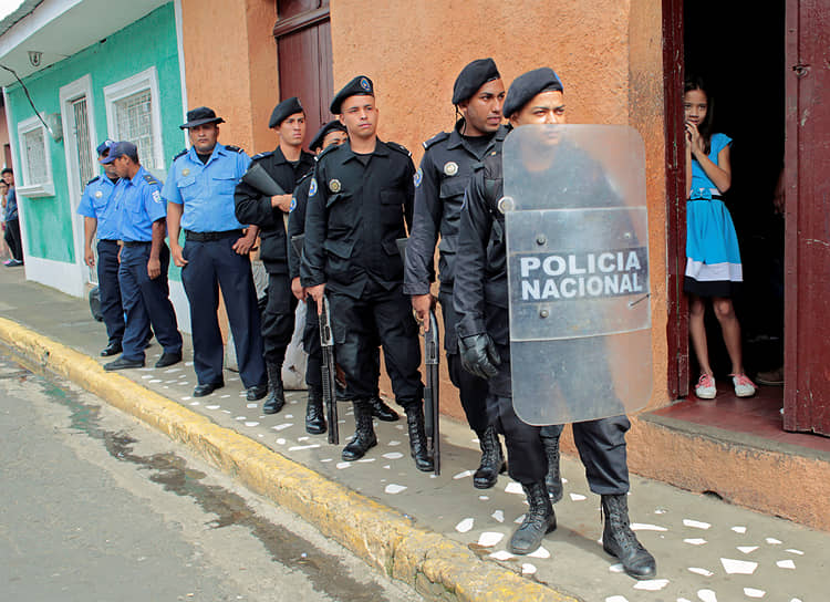 Хинотепе, Никарагуа. Полицейские дежурят у церкви, где проходит служба по погибшим в антиправительственных протестах