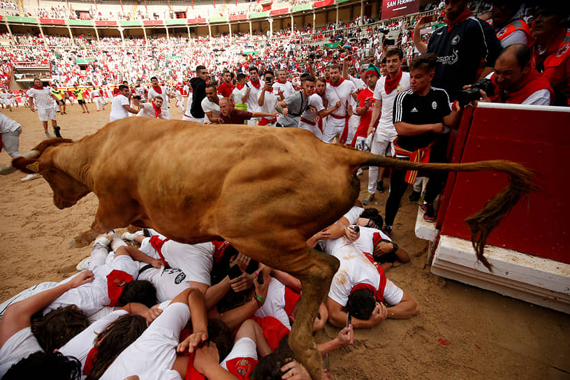 Памплона, Испания. Участники забега с быками на фестивале Сан-Фермин