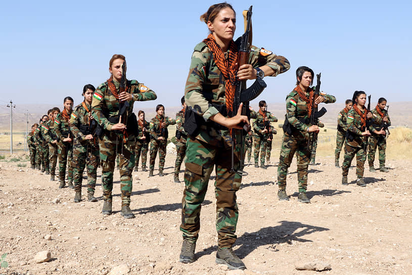 Эрбиль, Ирак. Женский отряд курдского ополчения «Пешмерга» во время учений