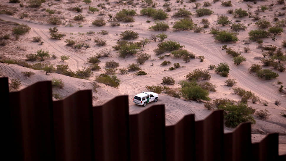 Сьюдад-Хуарес, Мексика. Автомобиль американского пограничного патруля за недавно возведенным ограждением, сфотографированный с мексиканской стороны
