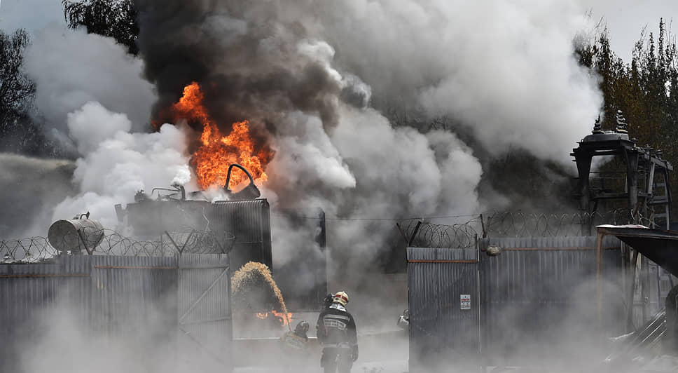 Мытищи, Россия. Сотрудники МЧС во время ликвидации пожара возле ТЭЦ-27