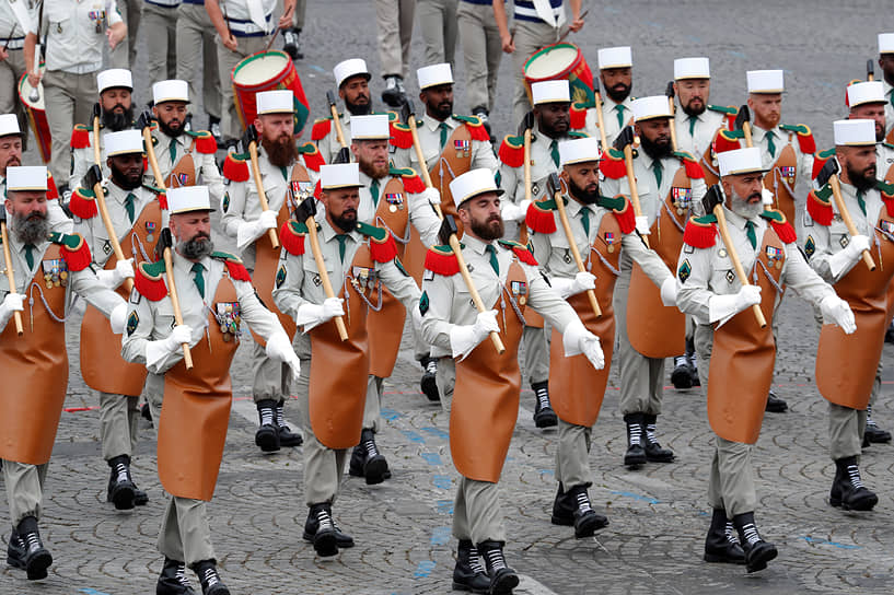 Сапёры-«пионеры» Иностранного легиона носят бороду, а на параде – еще и  кожаный фартук и топор 