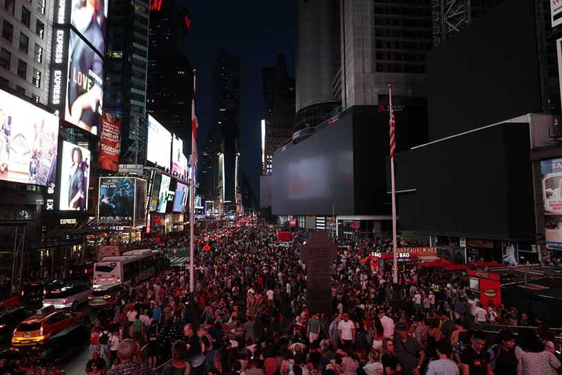 Горожане на Таймс-сквер во время сбоя в подаче электроэнергии