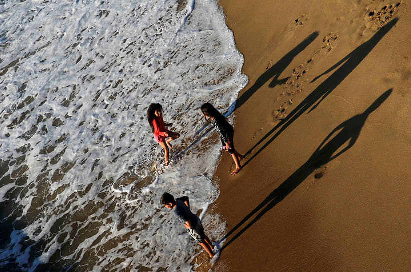 Винья-дель-Мар, Чили. Дети отдыхают на пляже
