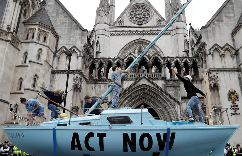 Лондон, Великобритания. Акция протеста против изменения климата возле Королевского суда