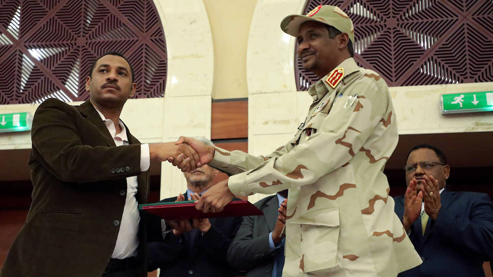 Лидер оппозиции Судана Ахмед аль-Раби (слева) и вице-президент Переходного военного совета Судана Мохаммед Хамдан Даголо 